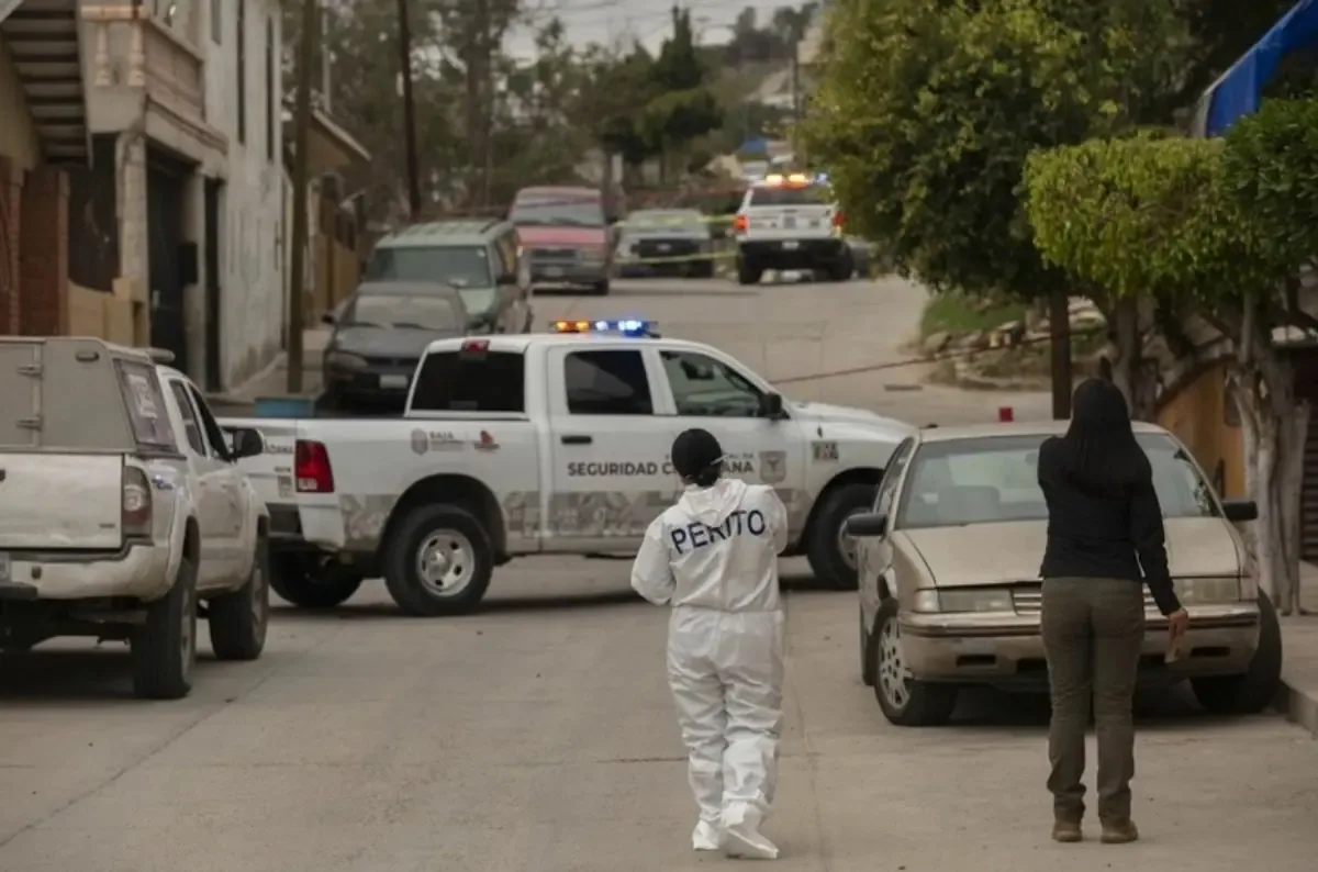 Un ataque durante el traslado de un policía preso deja heridos y genera investigación.