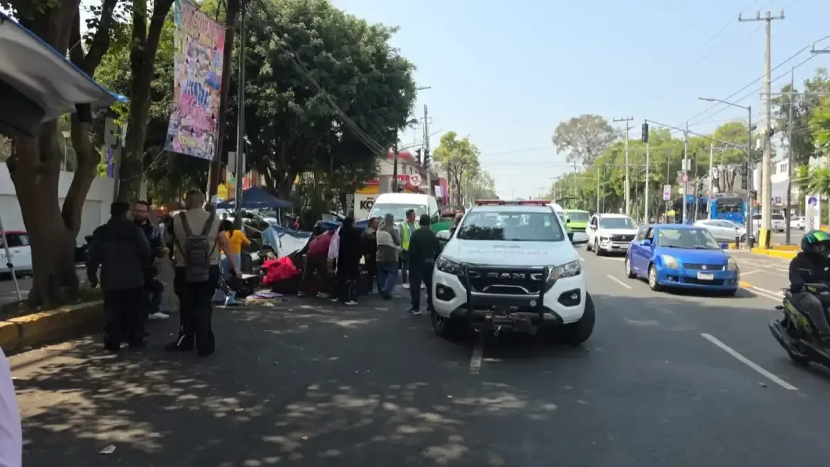 Un accidente de transporte público en Coyoacán ocasiona heridos y daños materiales significativos.