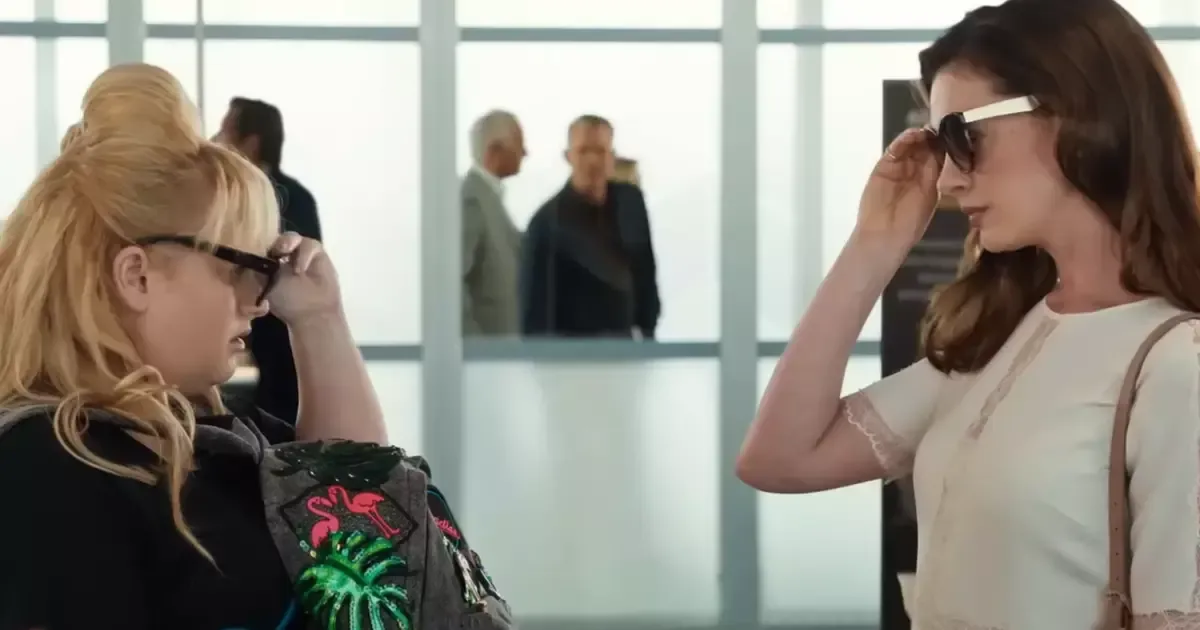 La película muestra una rivalidad entre dos golpistas en la Riviera Francesa, prometiendo risas y suspenso.