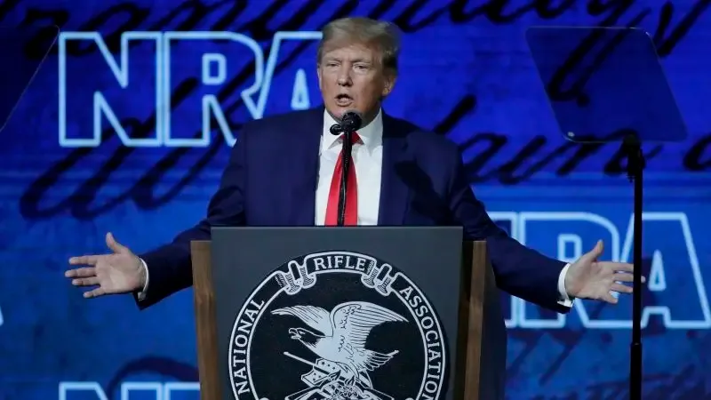 Comentarios de Trump generan debate polarizador sobre derechos a portar armas.