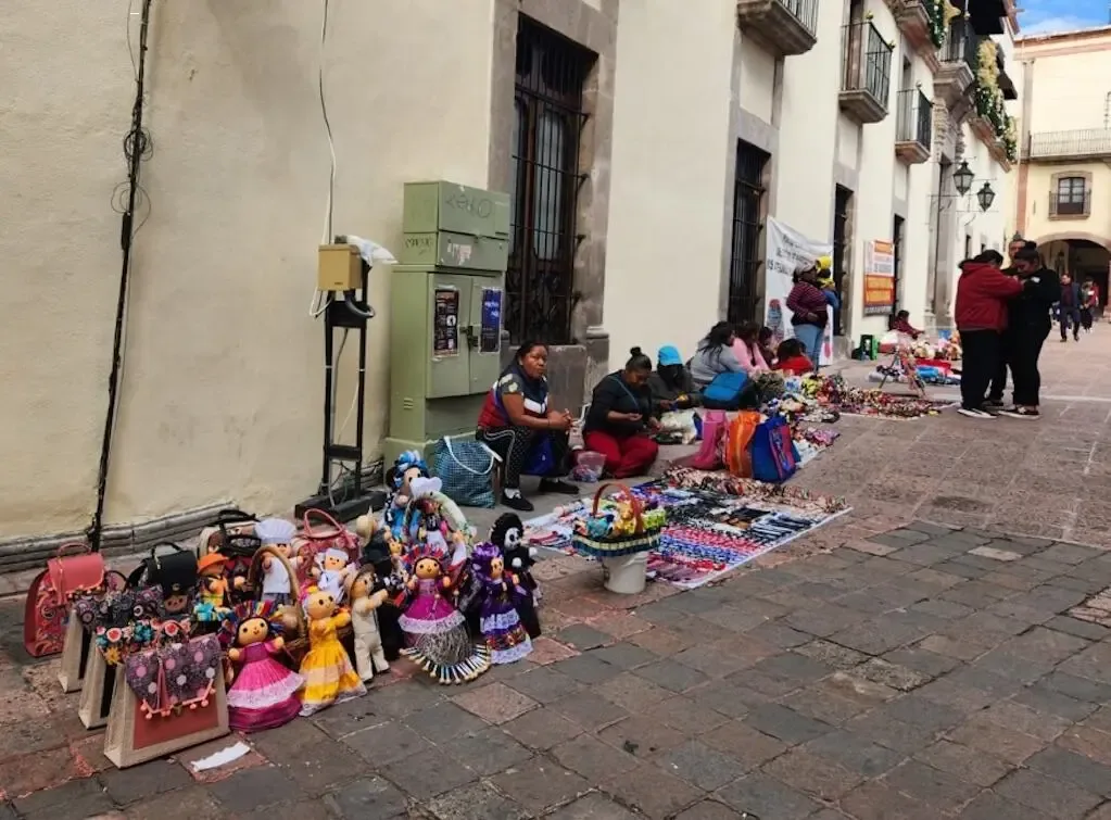 Comerciante ambulante en el Centro Histórico de Querétaro en proceso de credencialización.