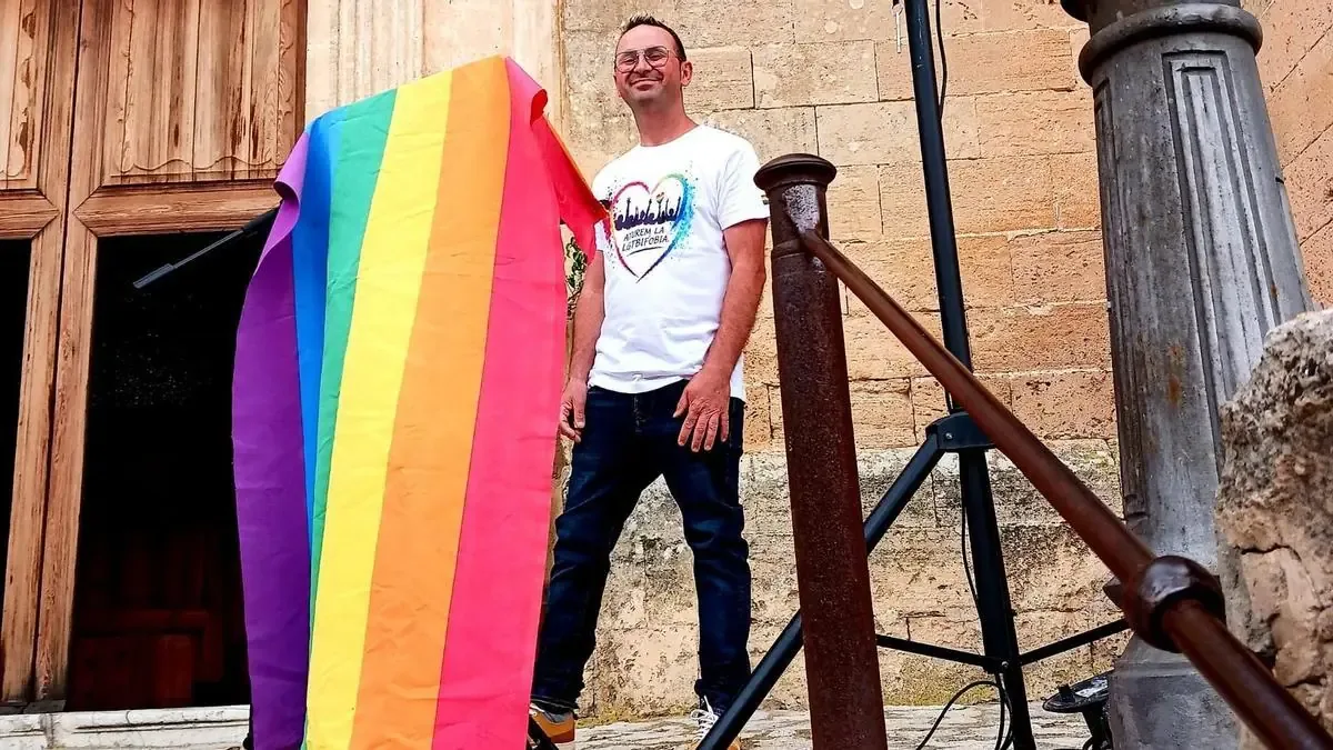 Miquel Gili, víctima de un ataque homofóbico, aboga por la aceptación y el respeto durante un pregón emotivo.
