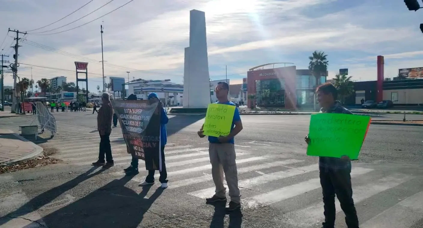 Comerciantes ambulantes bloquean bulevares en Hermosillo durante su protesta.