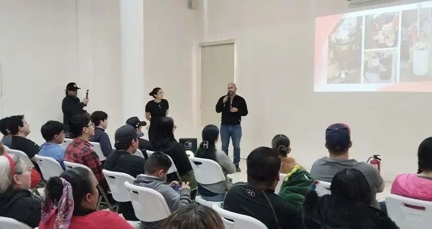 Comerciantes de La Paz reciben capacitación para una gestión adecuada de residuos.