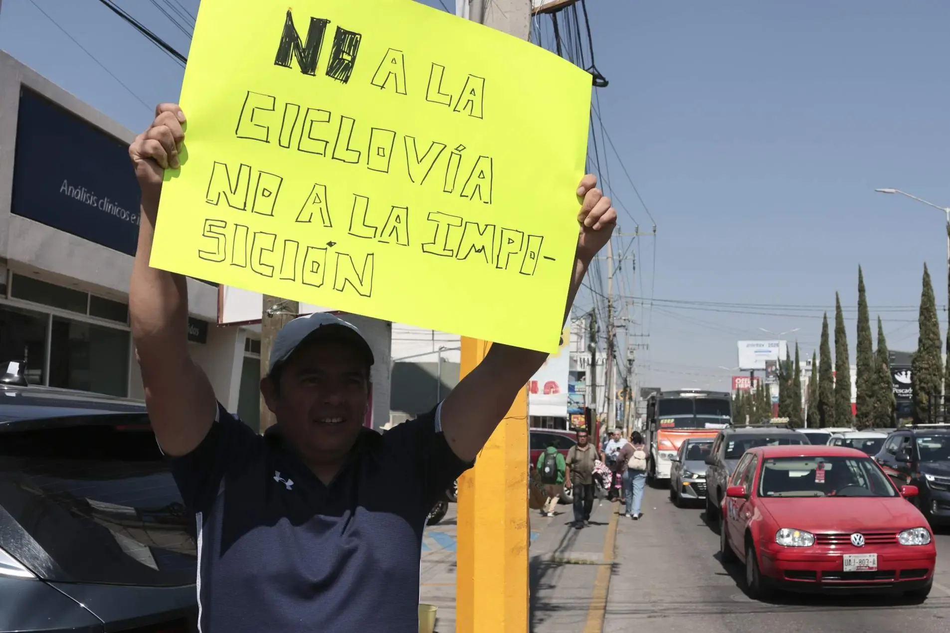 Comerciantes de Zavaleta bloquean vialidades en protesta por ciclovía estatal.