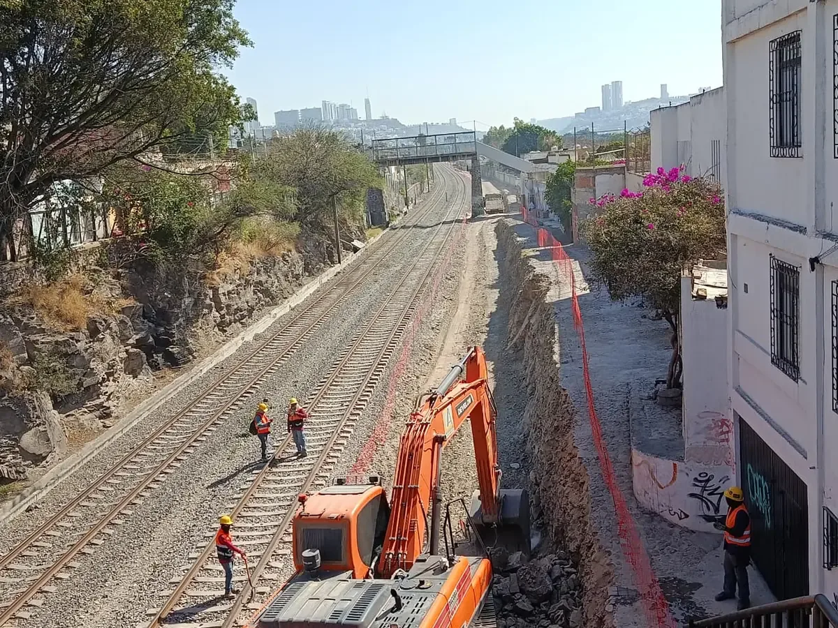 Comerciantes enfrentan caídas drásticas en ventas por construcción del tren México-Querétaro.