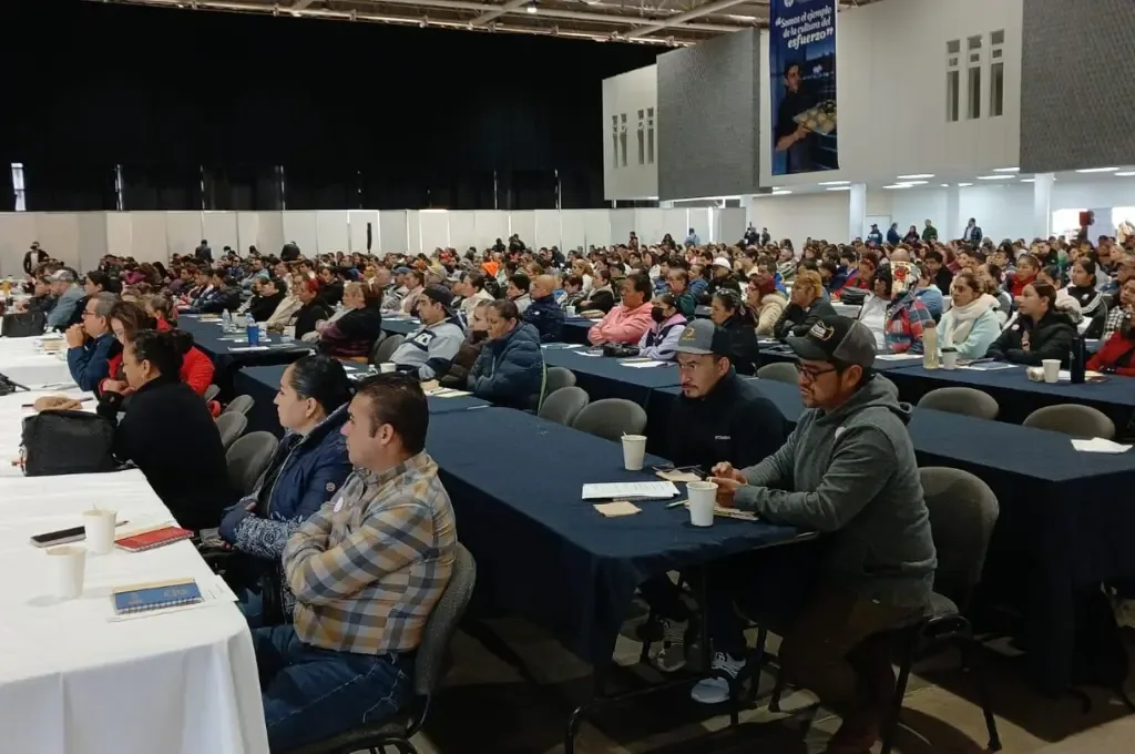 Comerciantes guanajuatenses participan en seminario de digitalización para mejorar su competitividad.