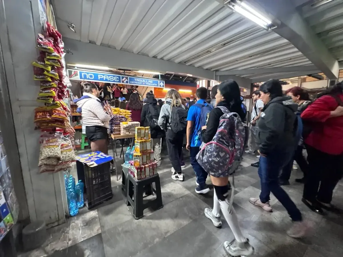 Comerciantes ocupan espacios en el Metro, provocando inquietud entre usuarios.