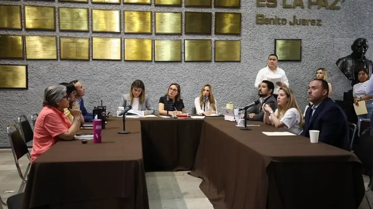La Comisión Anticorrupción del Congreso inicia investigaciones previas al juicio político del gobernador.
