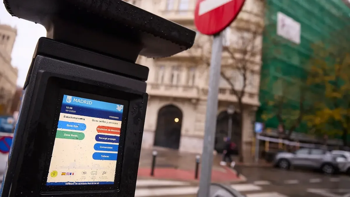 Comillas, Madrid, experimenta un cambio significativo en la movilidad y reducción de contaminación con el nuevo sistema de aparcamiento regulado.