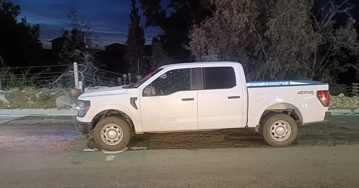 Un ataque armado en la autopista dejó a dos personas lesionadas durante un operativo de seguridad.