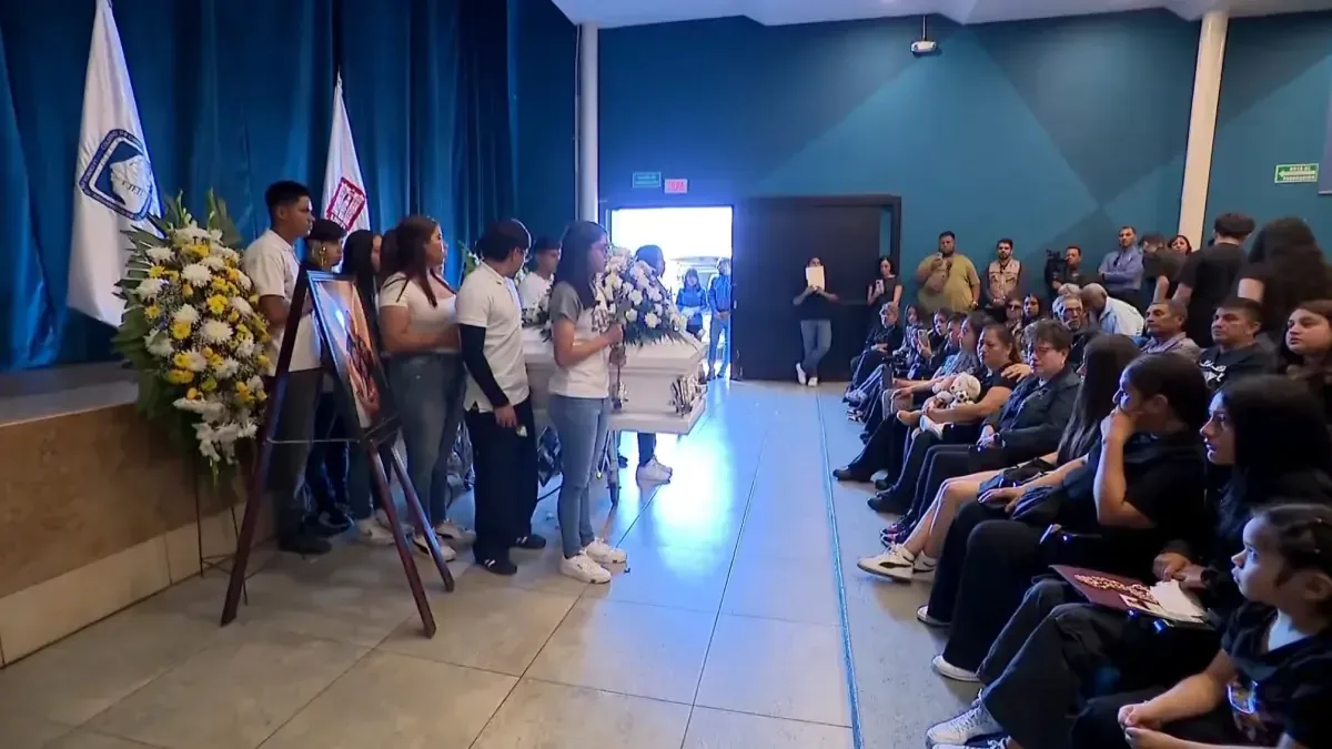 La comunidad escolar despide a Kevin, un joven que soñaba con graduarse y falleció tras una lucha contra el cáncer.