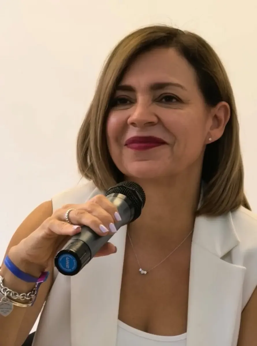 Dos mandatarias enfrentan críticas diferentes por su relación con agencias estadounidenses.