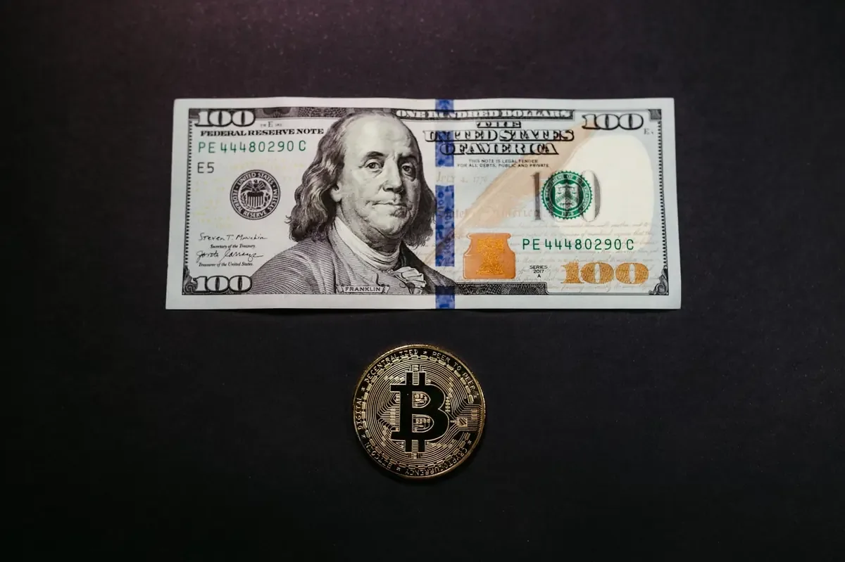 Analizamos las diferencias clave entre Bitcoin y las stablecoins de oro en el contexto de inversiones.