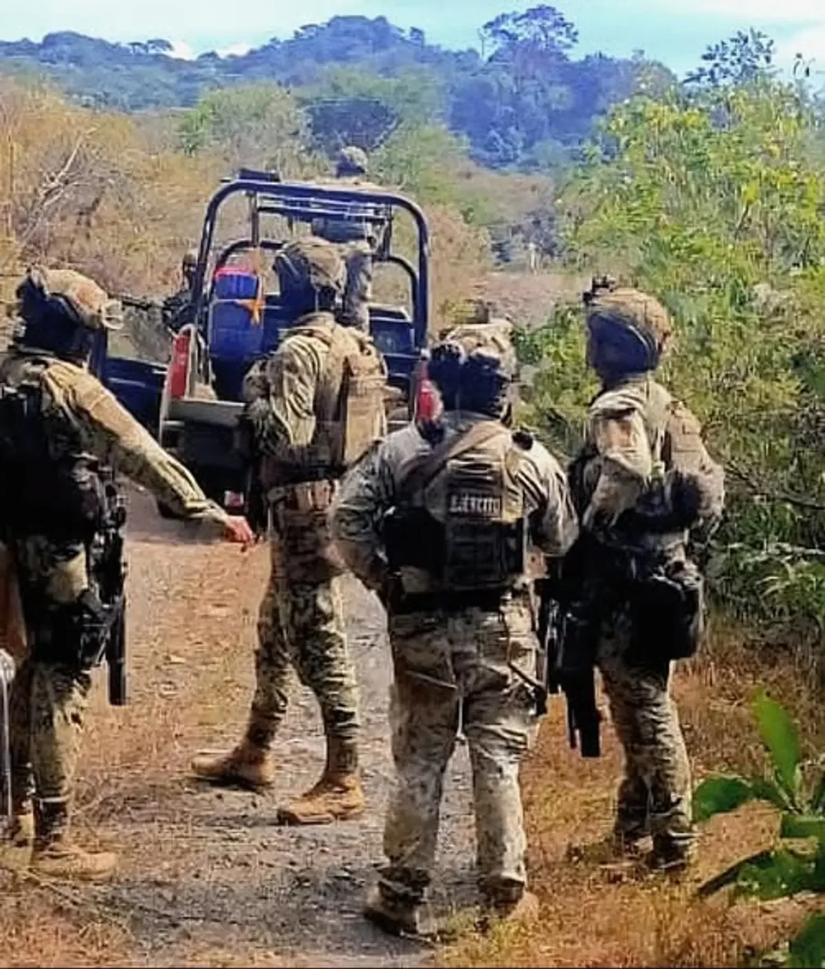 Comuneros de El Ocote en el sitio tras la explosión ocurrida recientemente.