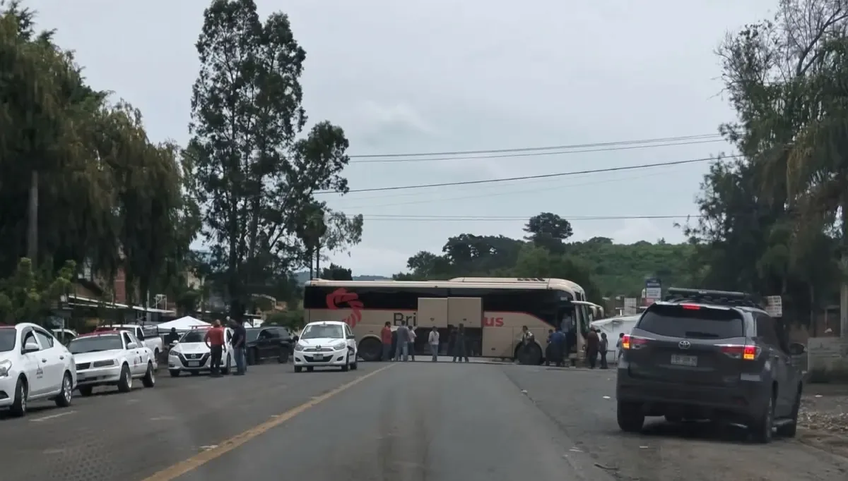 La retención de un camión interrumpe el tránsito en ambos sentidos de la carretera federal.