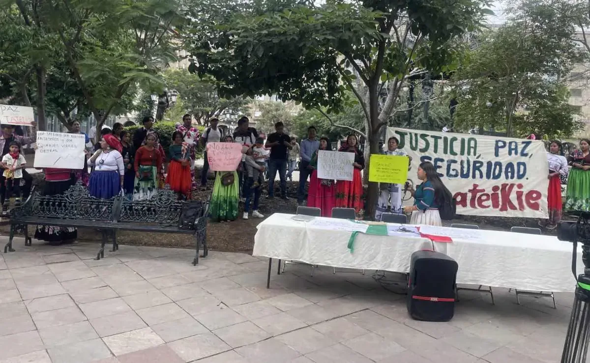 Comuneros en Jalisco protestan por la inseguridad generada por el crimen organizado.