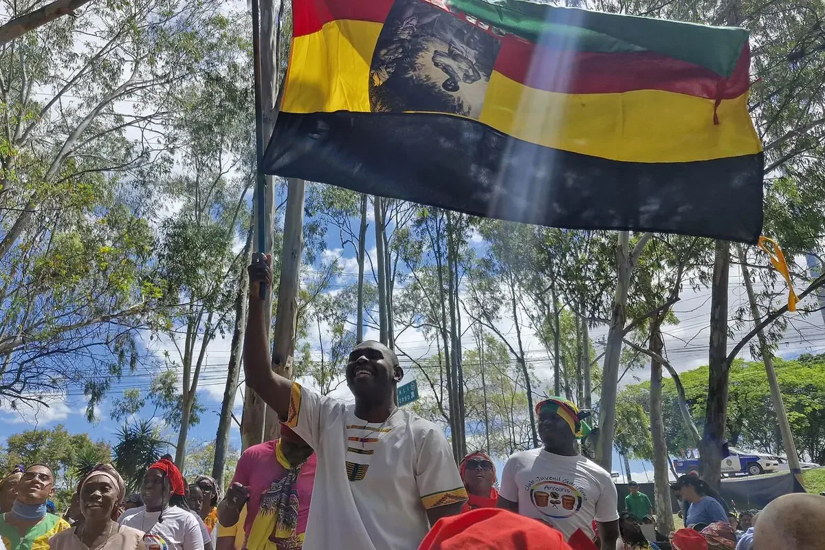 La comunidad garífuna lucha por su tierra frente a un contexto político adverso y leyes restrictivas.