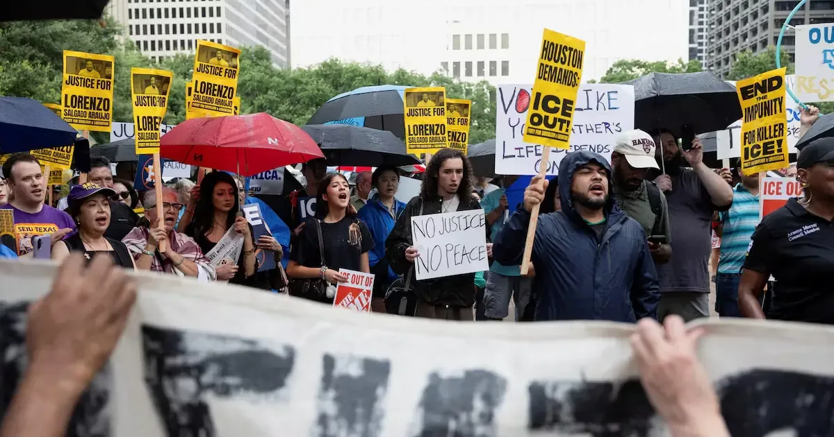 La manifestación rinde homenaje al mexicano asesinado por el ICE en Texas.