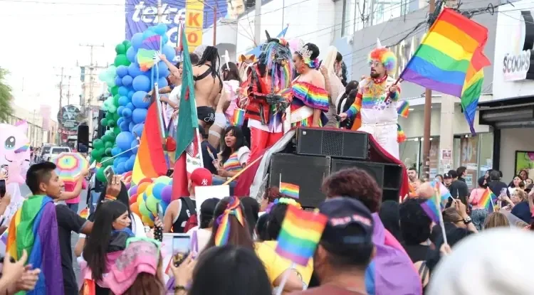 La marcha en Nogales destacó la lucha por la igualdad y la visibilidad de la comunidad LGBT+ en la frontera.