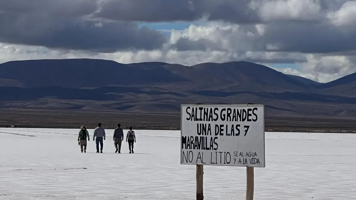 La explotación del litio amenaza la supervivencia cultural y territorial de los pueblos originarios.