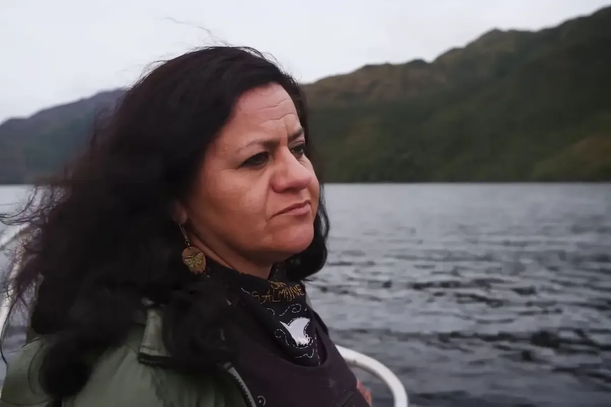 La comunidad Kawésqar destaca la importancia de las ballenas en su cultura y el equilibrio del ecosistema marino.