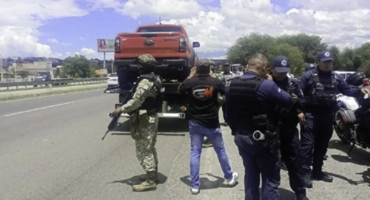 Siete personas, incluyendo un policía federal, son acusadas de secuestro y robo en un operativo en Colón, Querétaro.