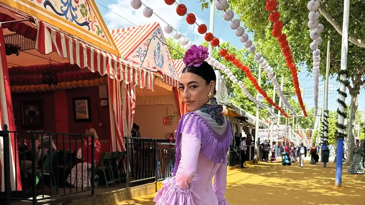 Con estilos únicos, jóvenes como Alejandra Domínguez y Claudia Jiménez resaltan en la emblemática feria sevillana.