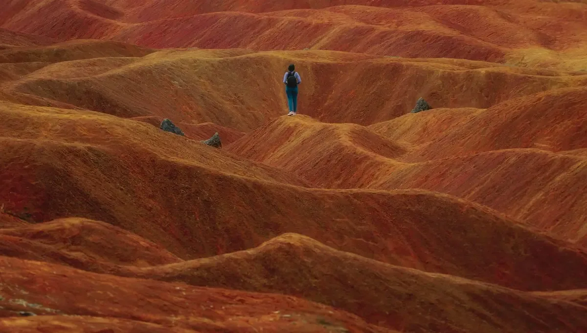 Con paisajes de dunas rojas y fósiles de un océano antiguo, El Madroño impresiona a visitantes y científicos.