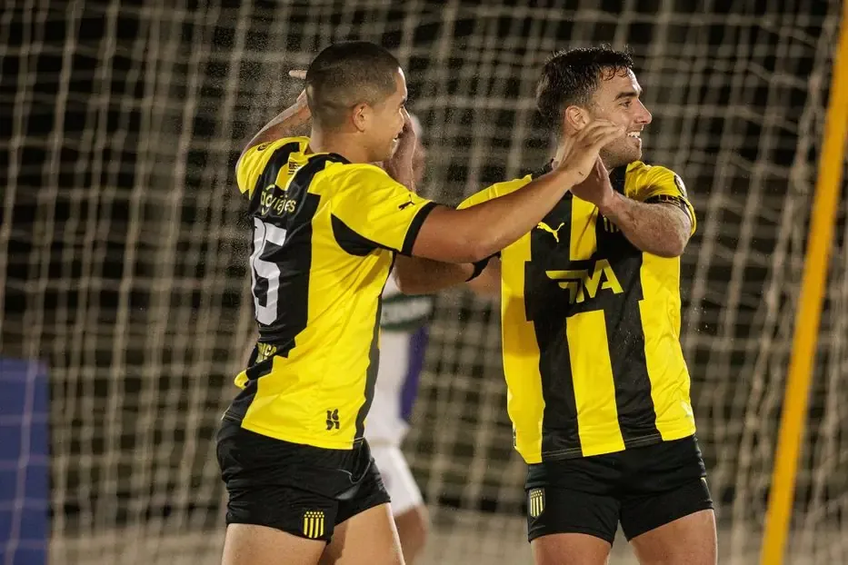 Con una victoria abultada, Peñarol asegura su título antes de la última jornada.