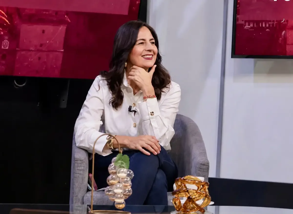 Gaby Molina destaca la importancia de regular el uso de la tecnología en el ámbito educativo.