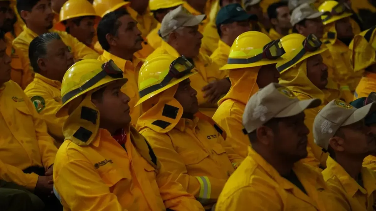 La ceremonia celebra la dedicación de quienes combaten incendios forestales en el estado.
