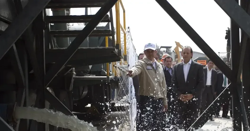 Un operativo interinstitucional asegura agua extraída de manera ilícita en San Pablo Xochimehuacan.