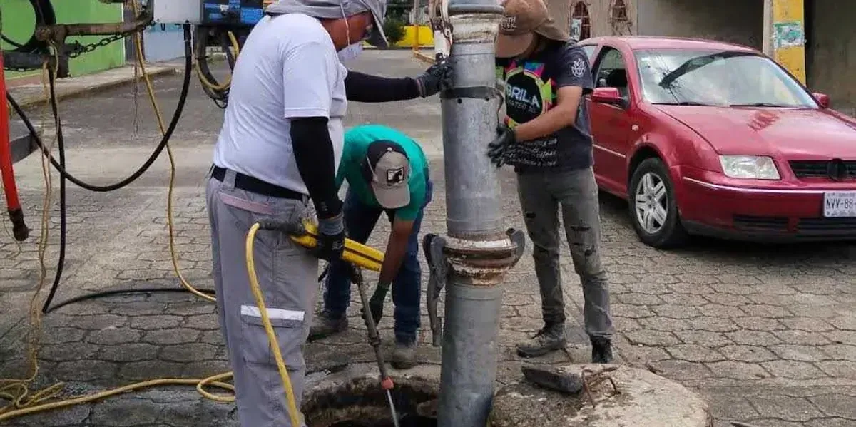 La Comisión Nacional del Agua refuerza servicios de agua y drenaje ante la temporada de lluvias en varias entidades del país.