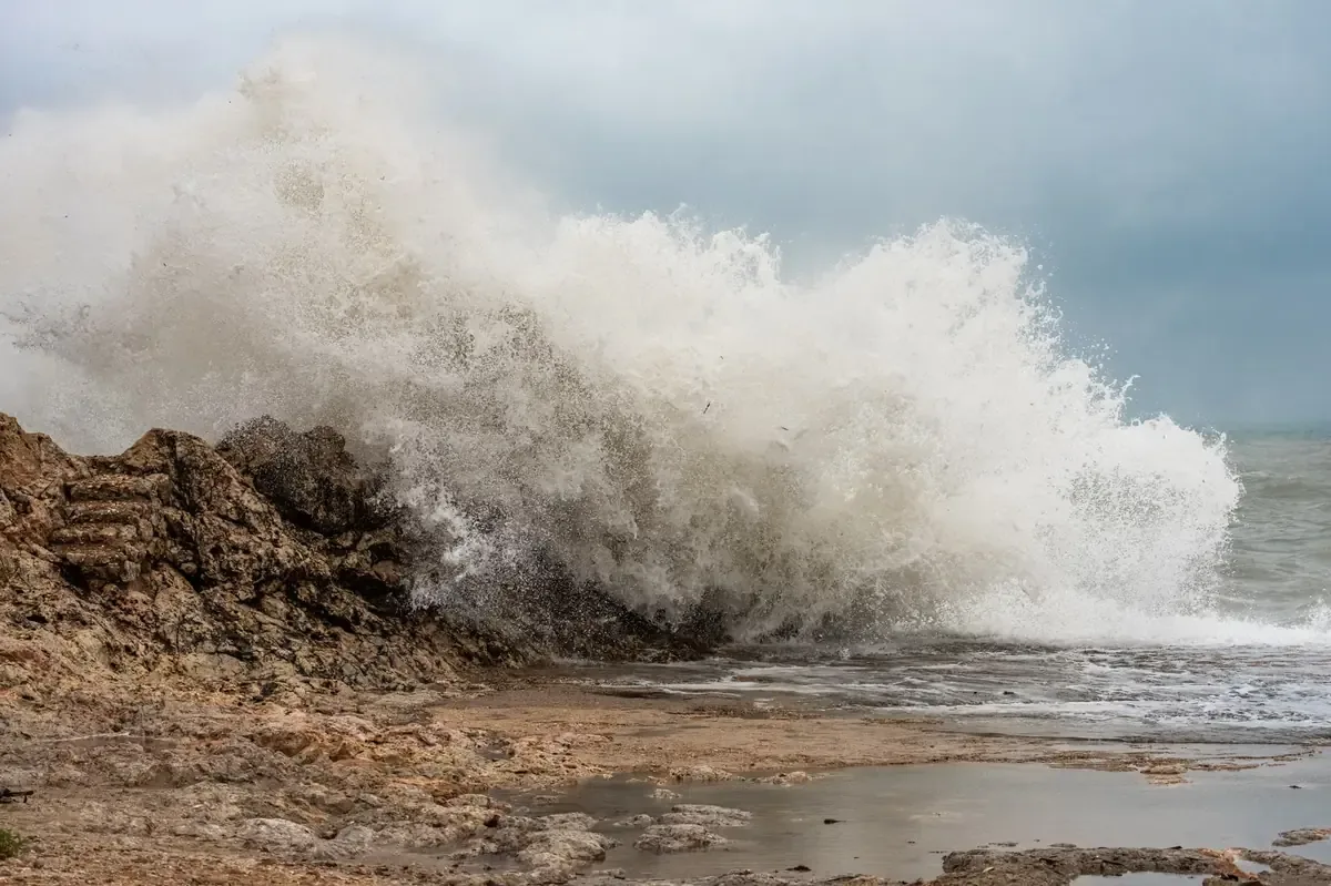 La población debe evitar entrar al mar y alejarse de cuerpos de agua.