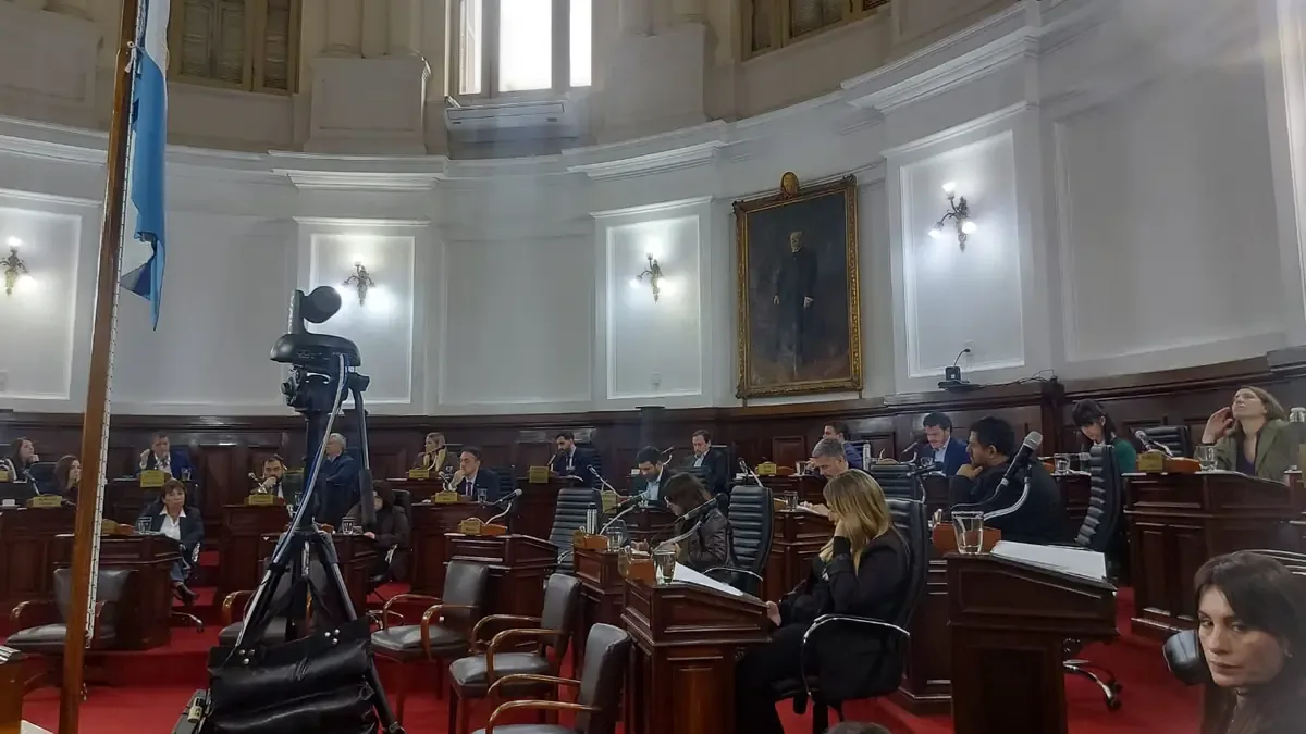 La sesión expone problemas de infraestructura y medidas para proteger a los vecinos ante el endeudamiento creciente.