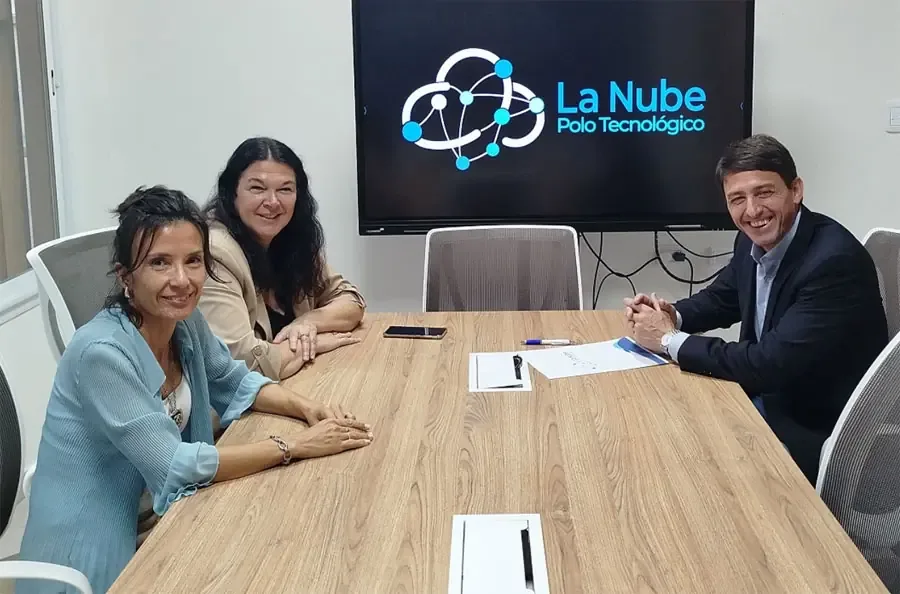 Iniciativas buscan cerrar la brecha de género en tecnología y mejorar competencias digitales en jóvenes.