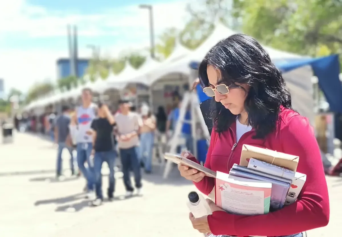 El evento cultural ofrece libros con descuentos para el público tijuanense, ampliando su acceso a la literatura.