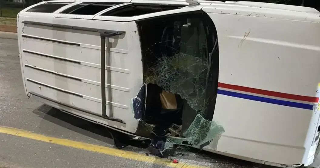 Un automovilista que perdió el control y volcó no se quedó en la escena del accidente.