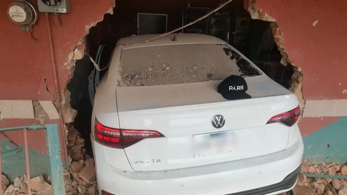 Un accidente inesperado sorprendió a vecinos del establecimiento La Chilaquila en Zapopan, Jalisco, sin dejar lesionados.