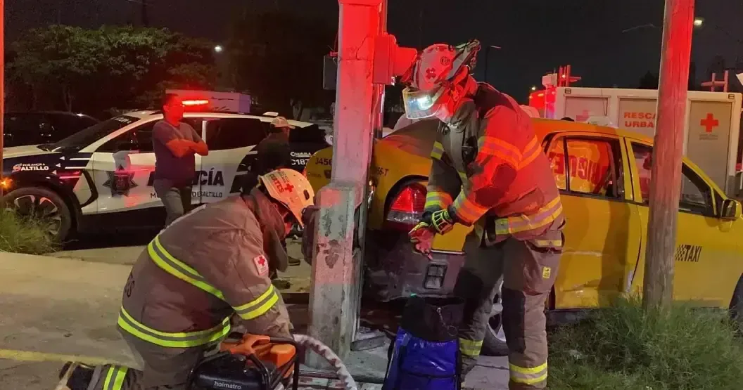 Un choque en la madrugada dejó a dos pasajeras atrapadas en un taxi y en estado grave.