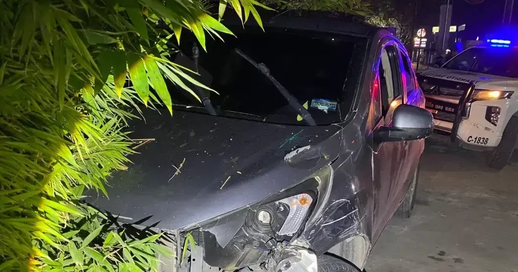 Un hombre perdió el control de su vehículo y choca contra un negocio, generando daños en la colonia Villa Morelos.