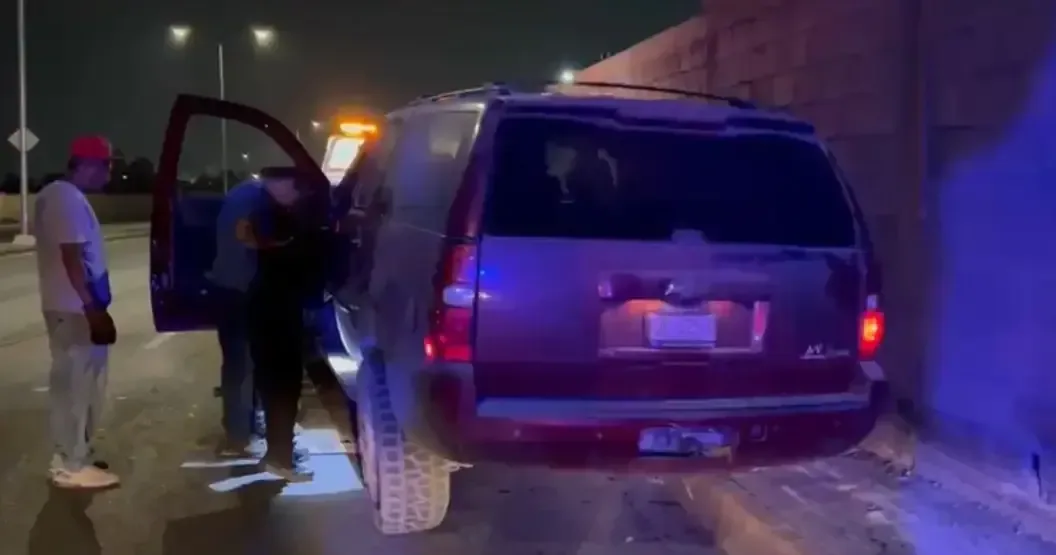 Un accidente ocurrió en Saltillo, donde un conductor en estado de ebriedad perdió el control y chocó contra un muro.