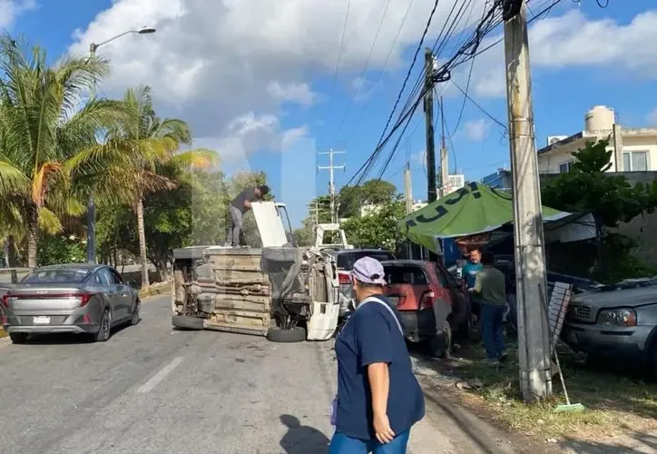 Un accidente en Cancún genera daños a varios autos y moviliza a cuerpos de emergencia.