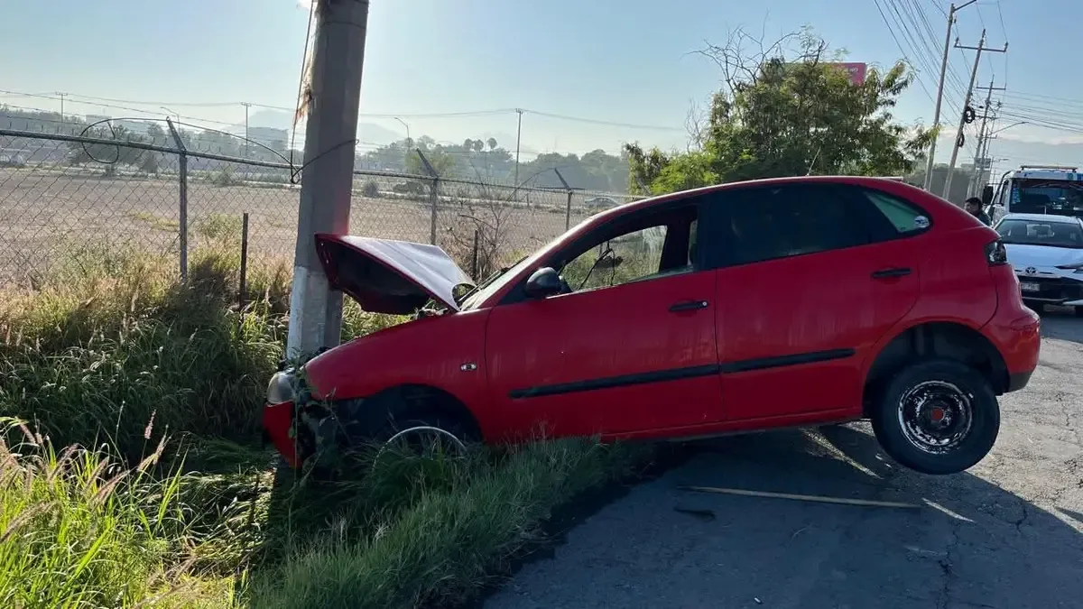 Un accidente nocturno deja daños severos y un conductor desaparecido tras abandonar el vehículo.