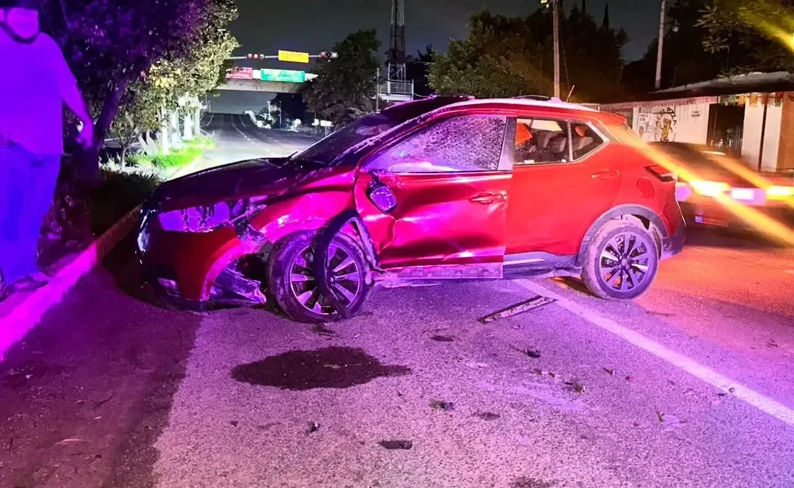 Un accidente en la carretera 131 dejó una camioneta dañada y al conductor prófugo.