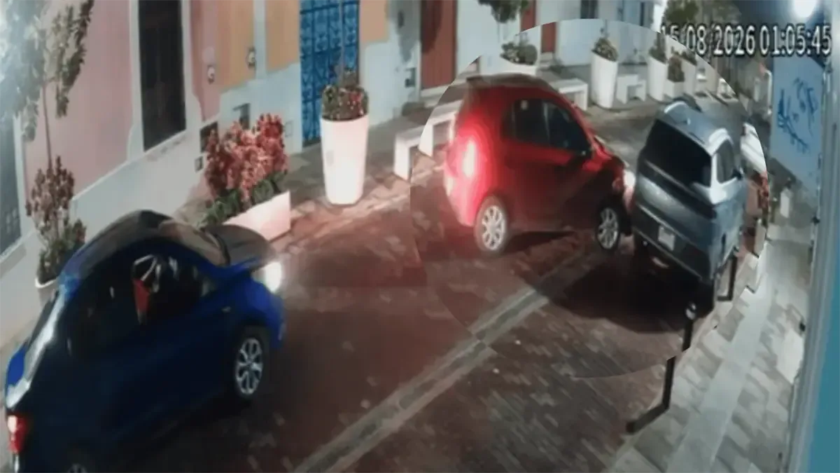 Un Nissan March rojo se fugó tras chocar a un vehículo estacionado, generando preocupación entre los dueños.