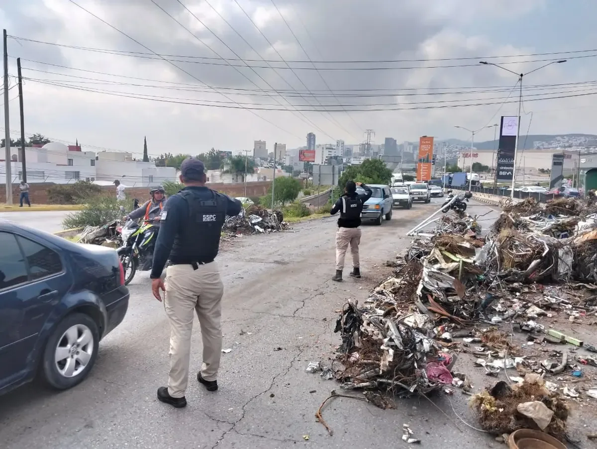 Un percance vial en Circuito Potosí dejó al conductor herido y daños significativos en la infraestructura urbana.