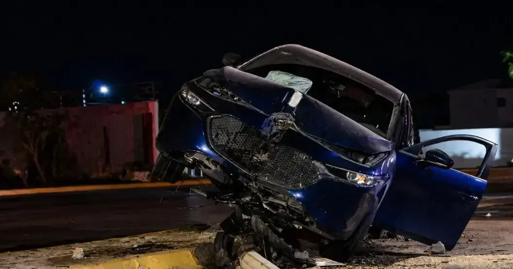 Un conductor en estado de ebriedad provoca un accidente a alta velocidad sin lesiones graves.