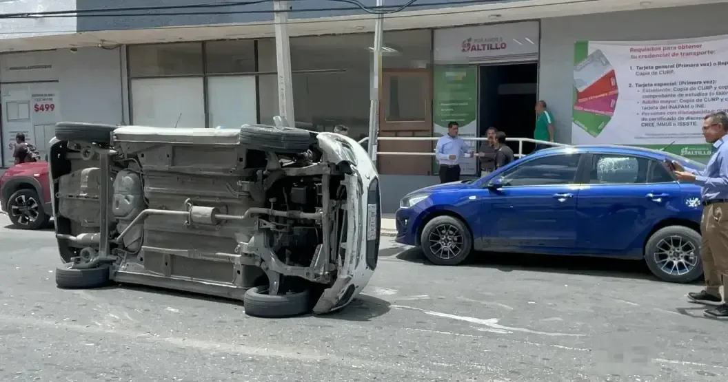 Un accidente sin heridos dejó un automóvil volcado en la Zona Centro de la ciudad.